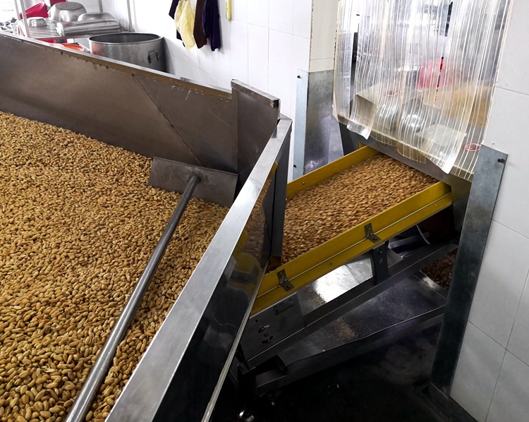 傻二哥花生食品金屬檢測(cè)機(jī)使用現(xiàn)場(chǎng)4.jpg
